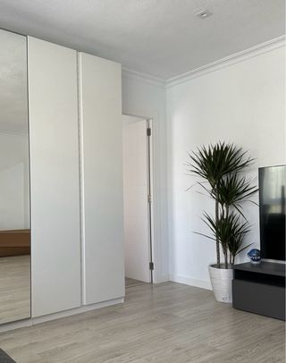 Armario blanco con cajones