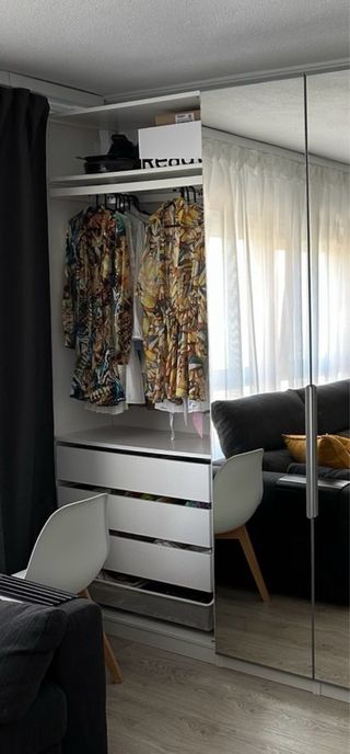 Armario blanco con cajones