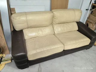 Sofá de piel beige y marrón