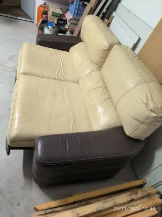 Sofá de piel beige y marrón