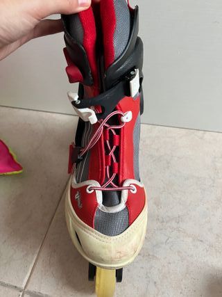 Patines en línea rojos y grises
