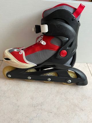 Patines en línea rojos y grises