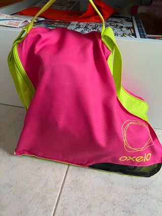 Patines en línea rojos y grises