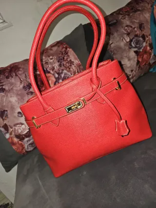 Bolso rojo con cierre dorado y pedrería