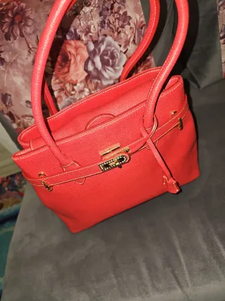 Bolso rojo con cierre dorado y pedrería