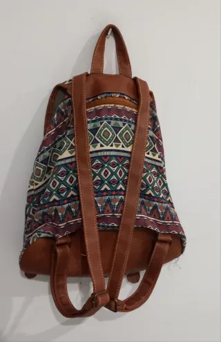 Mochila estilo étnico con detalles en cuero