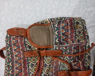 Mochila estilo étnico con detalles en cuero