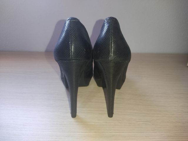 Tacones negros