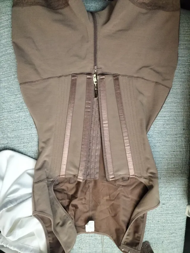 Faja reductora marrón con cremallera y corchetes