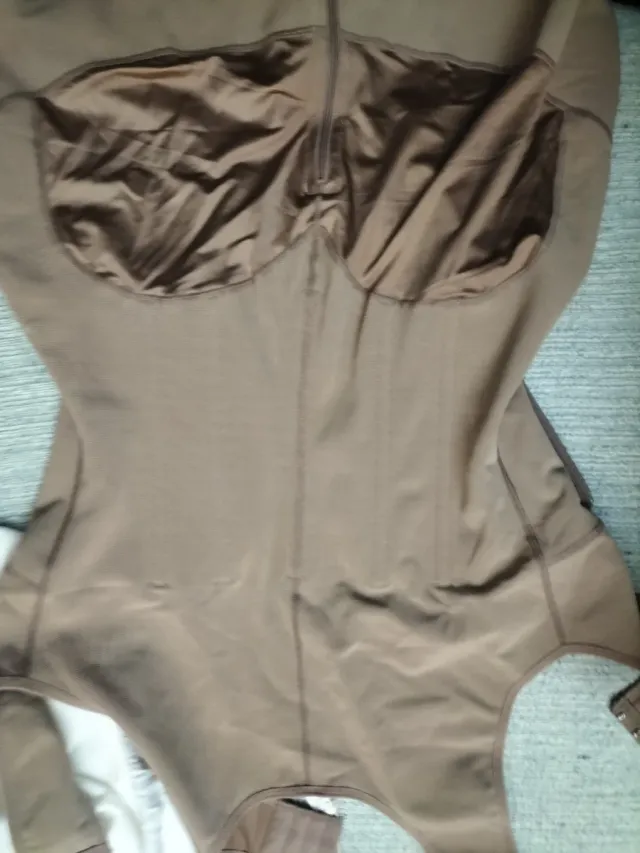 Faja reductora marrón con cremallera y corchetes