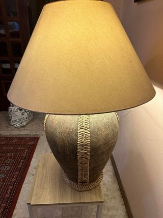 Lámpara de mesa rústica tela y mimbre