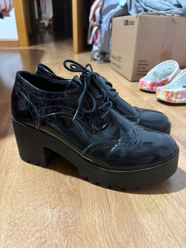 Mocasines negros con tacón y plataforma