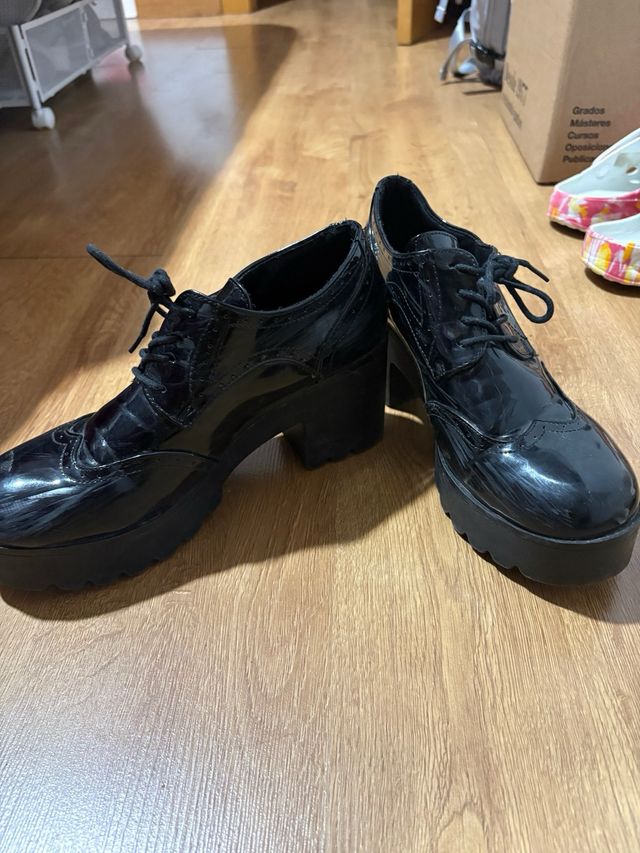 Mocasines negros con tacón y plataforma