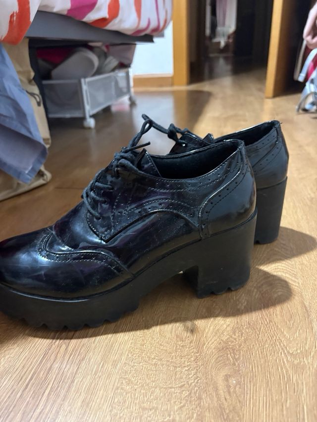 Mocasines negros con tacón y plataforma