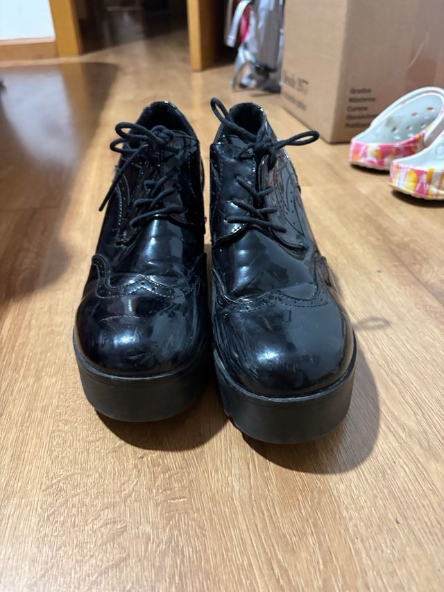 Mocasines negros con tacón y plataforma