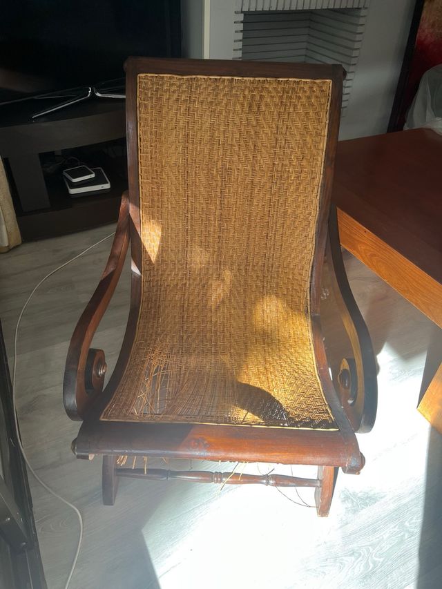 Sillón de madera y mimbre roto para restaurar