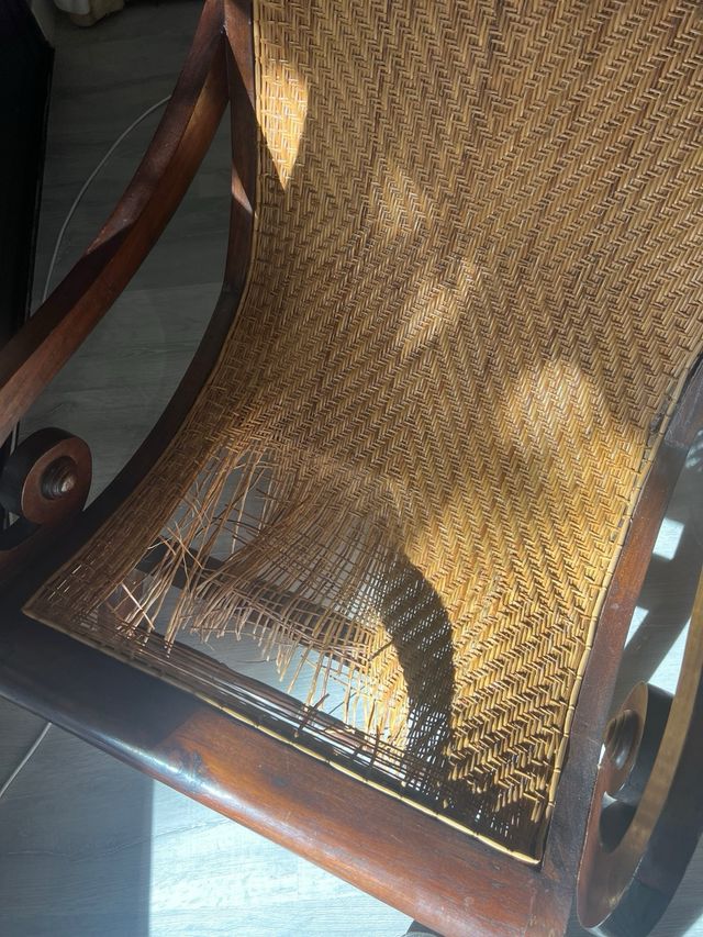 Sillón de madera y mimbre roto para restaurar
