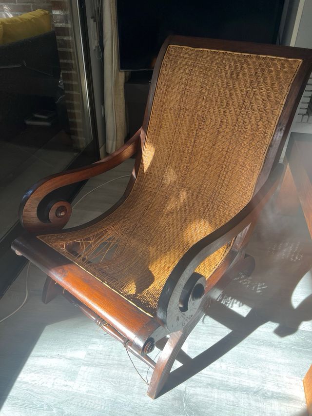 Sillón de madera y mimbre roto para restaurar