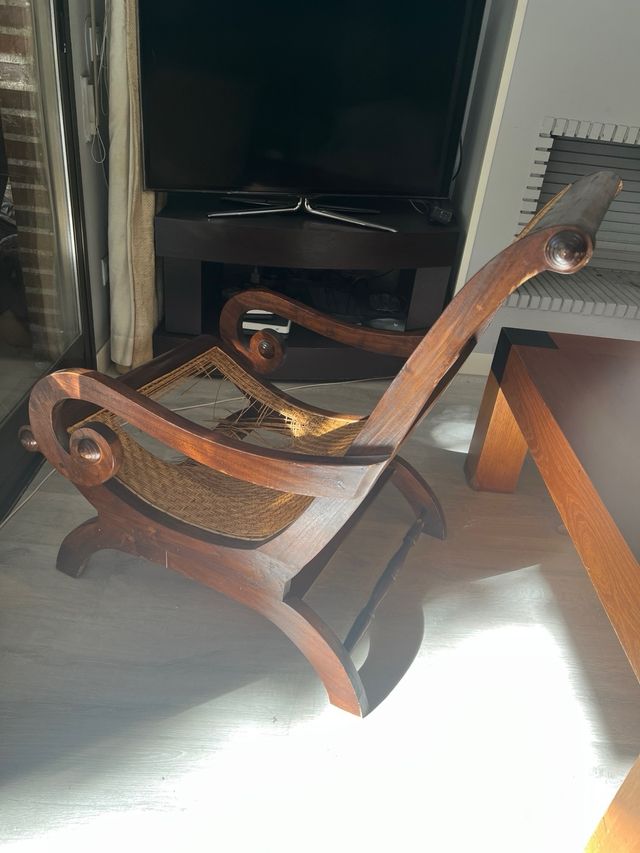 Sillón de madera y mimbre roto para restaurar