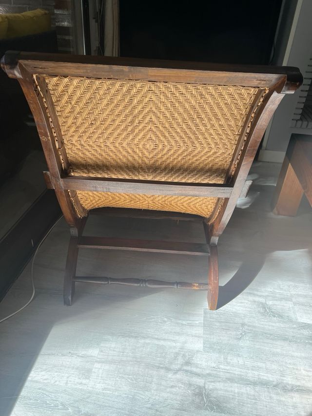 Sillón de madera y mimbre roto para restaurar