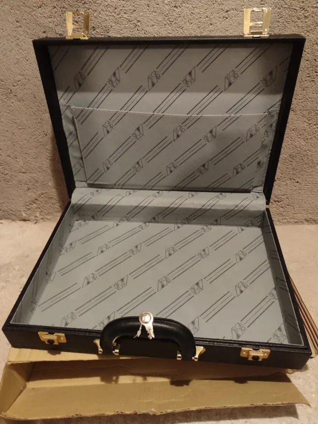 Maletín de cuero negro. Medida 0'46x0'33