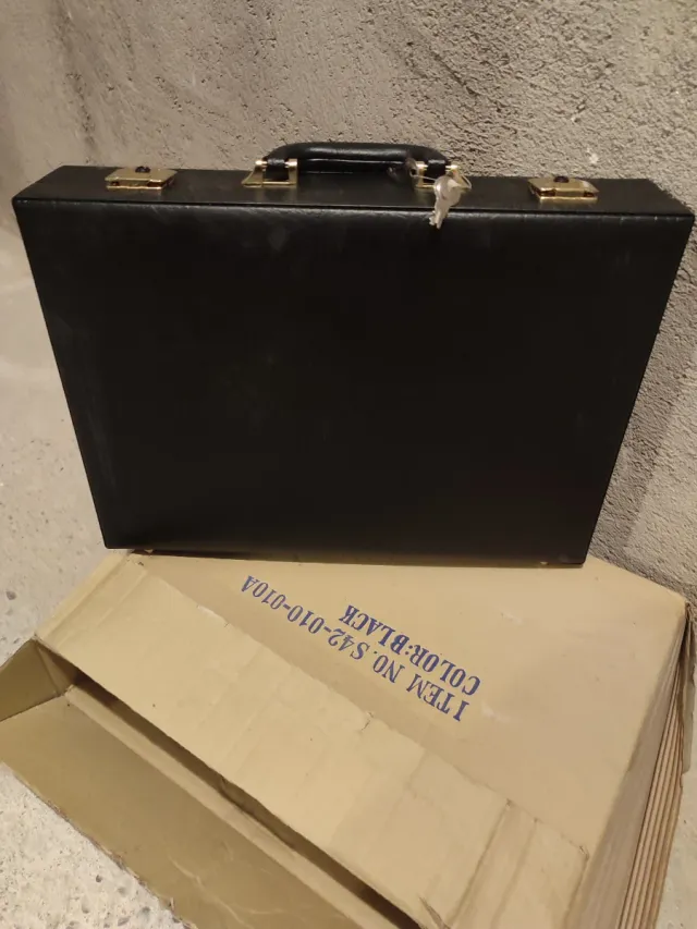 Maletín de cuero negro. Medida 0'46x0'33