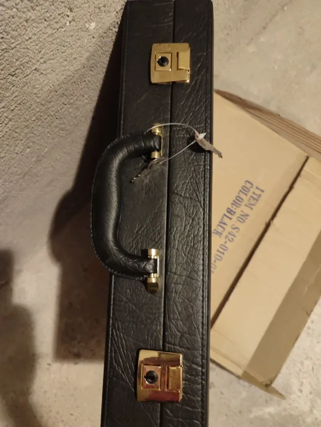 Maletín de cuero negro. Medida 0'46x0'33