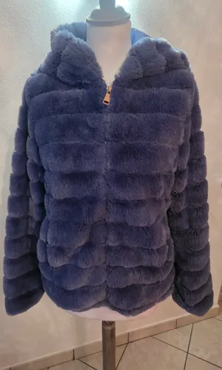 Pellicciotto ecologico blu con cappuccio