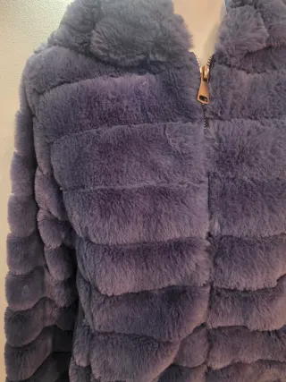 Pellicciotto ecologico blu con cappuccio