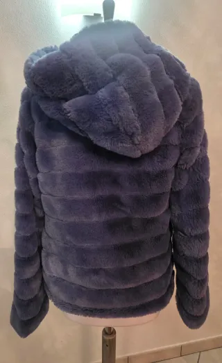 Pellicciotto ecologico blu con cappuccio