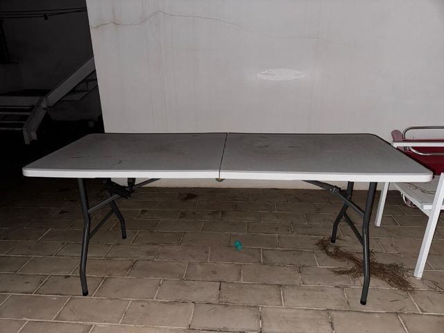 Mesa plegable gris y negra