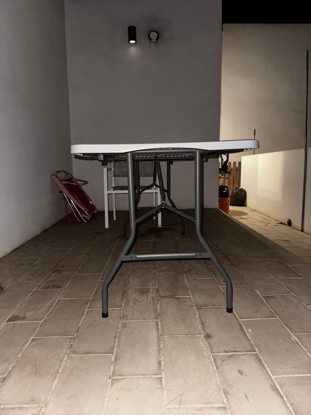 Mesa plegable gris y negra