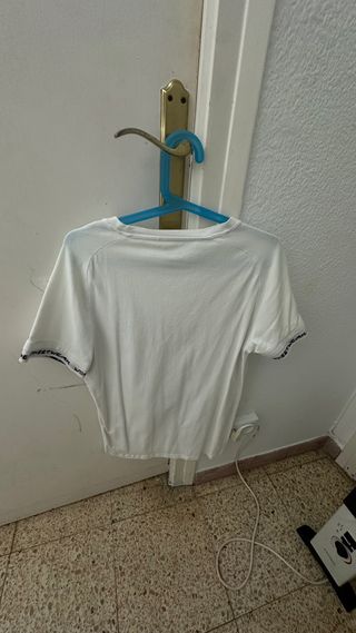 Camiseta blanca con detalles