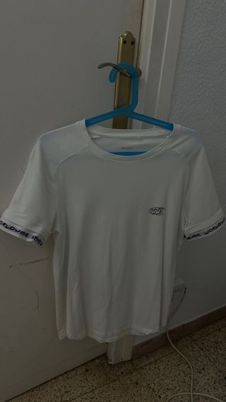 Camiseta blanca con detalles