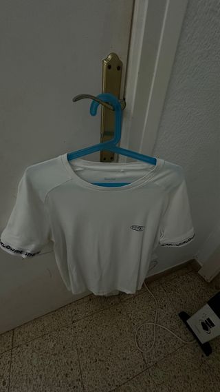 Camiseta blanca con detalles