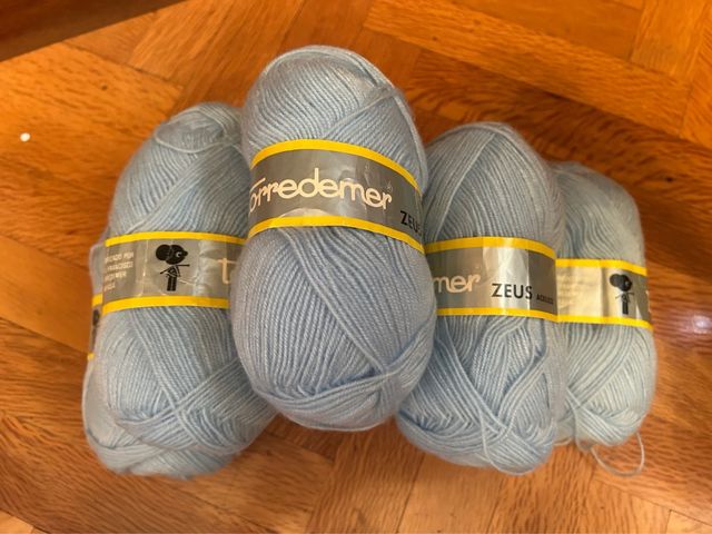 Ovillos de lana azul claro