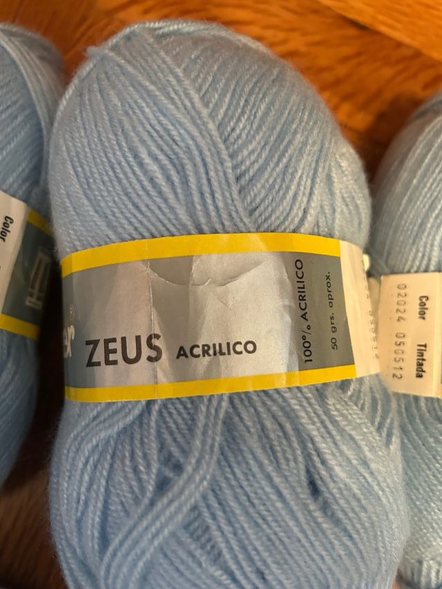 Ovillos de lana azul claro