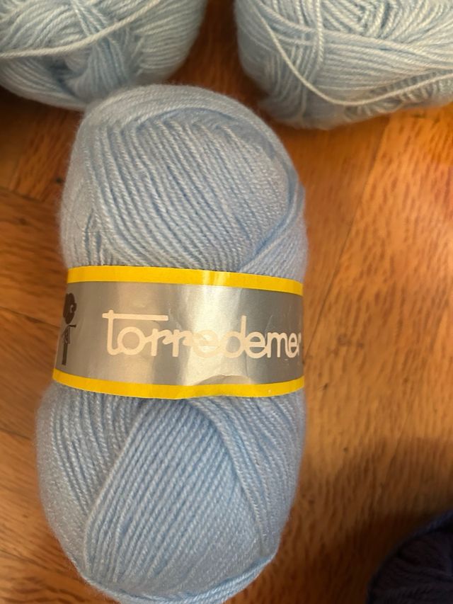 Ovillos de lana azul claro