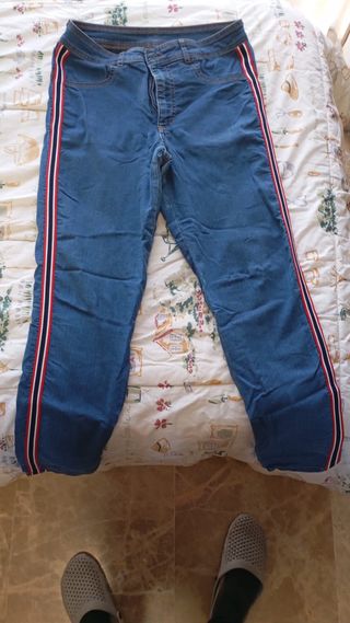 Pantalones vaqueros con raya lateral
