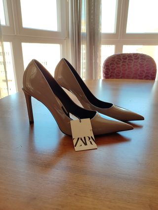 Zapatos de tacón Zara charol camel nuevos