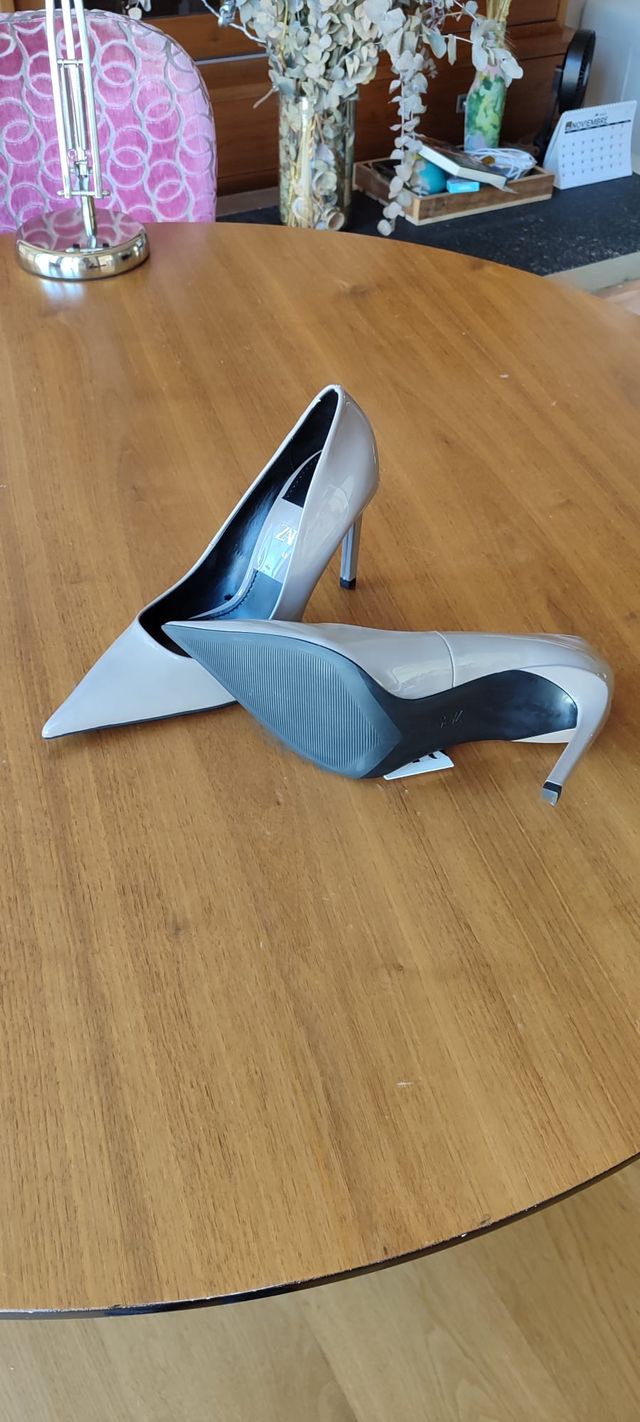 Zapatos de tacón Zara charol camel nuevos