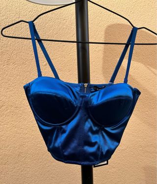 Corsé azul satinado con tirantes ajustables.
