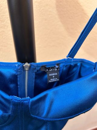 Corsé azul satinado con tirantes ajustables.