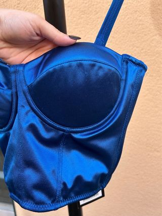 Corsé azul satinado con tirantes ajustables.