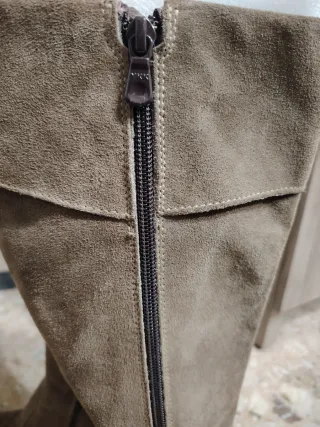 Stivali scamosciati marroni con tacco