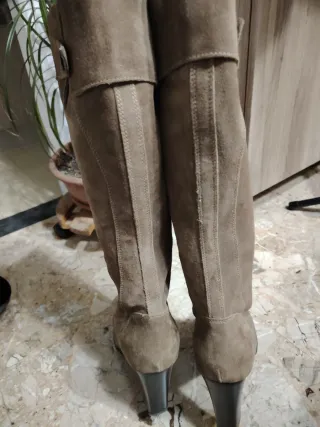 Stivali scamosciati marroni con tacco