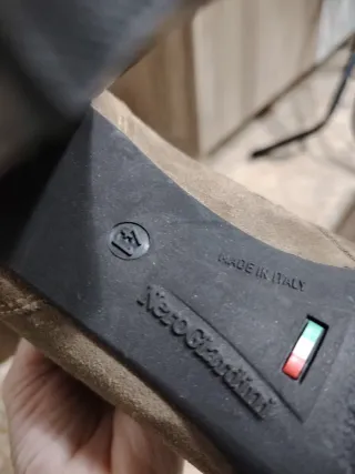 Stivali scamosciati marroni con tacco