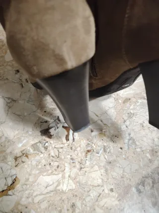 Stivali scamosciati marroni con tacco