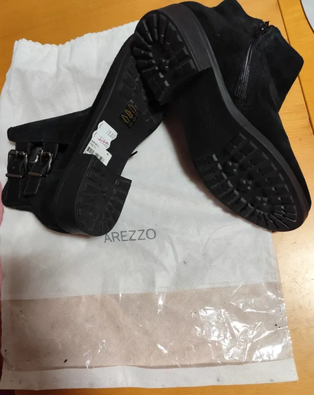 Par de botas de camurça pretas Arezzo