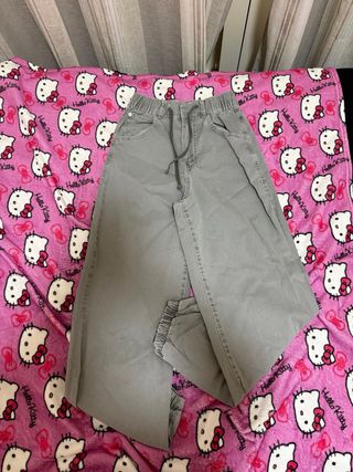 Pantalones grises anchos